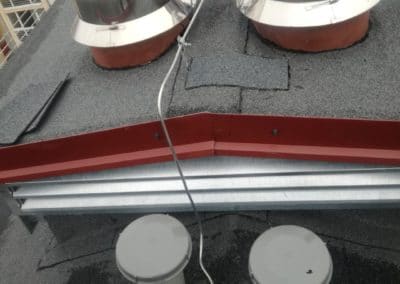 Uchytenie a vedenie bleskozvodovej sústavy na streche bytového domu