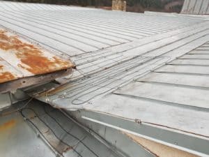 ohrev úžľabia strechy - montáž