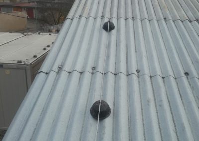 Zvody a zachytávač na plechovej sedlovej streche