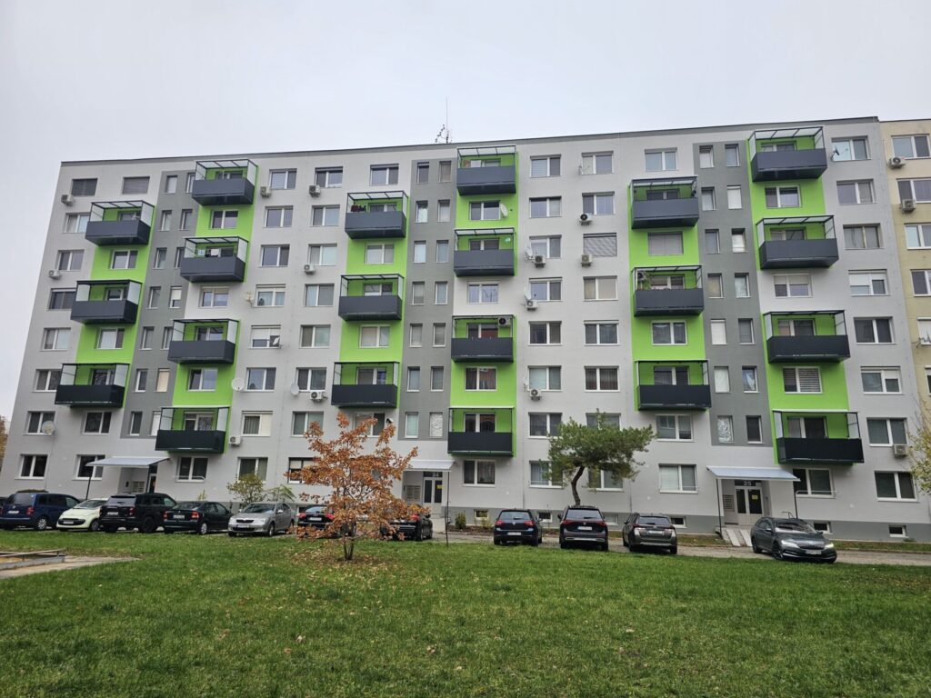 9, Levice