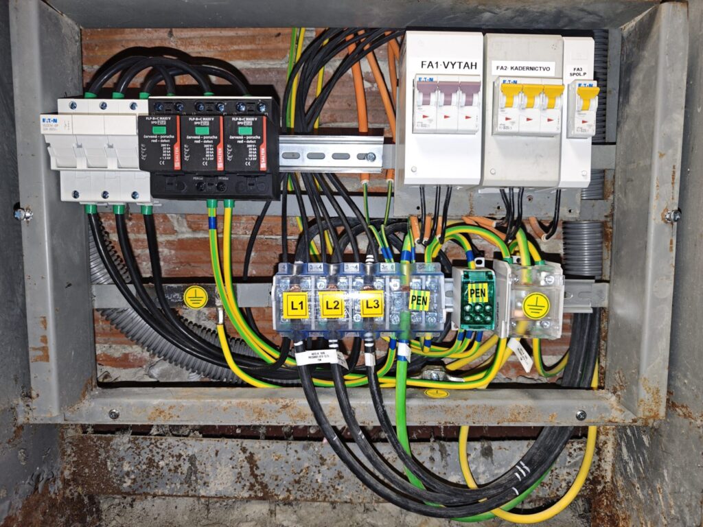 Nová elektromerová rozvodnica s bezhalogénovými káblami H07Z-K, prepäťovou ochranou a ističmi pripravenými na plombovanie.