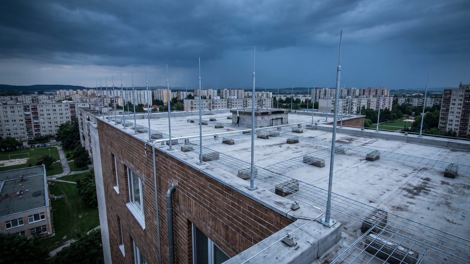 Pasívny bleskozvod na streche paneláku, zachytávacie tyče a zvody, BM Elektro