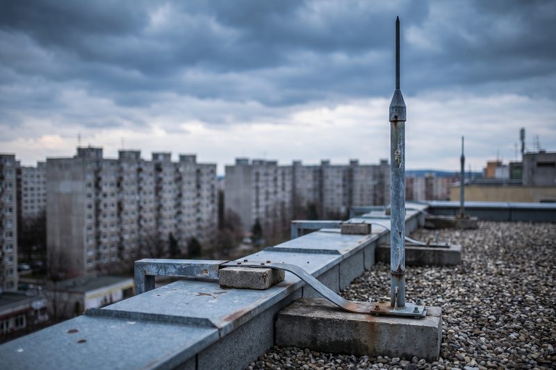 Pasívny bleskozvod na plochej streche bytového domu, BM Elektro