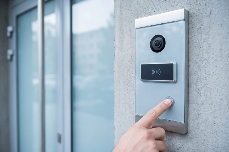 Videovrátnik s kamerou a RFID čítačkou pri vchode bytovky, BM Elektro