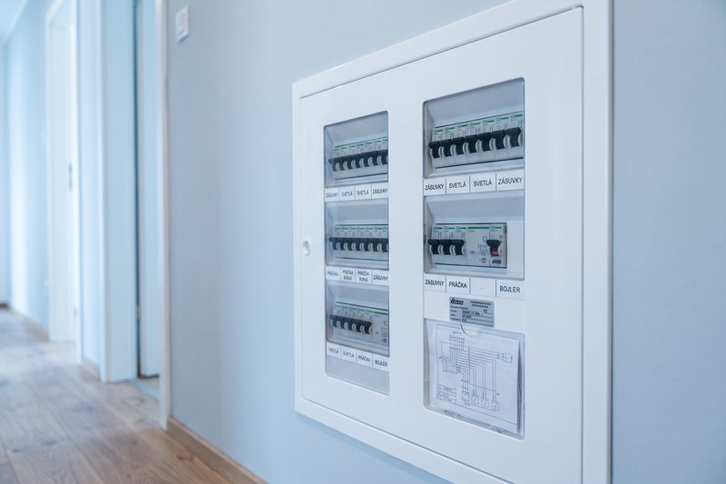 Zakrytovaný rozvádzač s popísanými ističmi — výmena elektrických rozvodov, BM Elektro